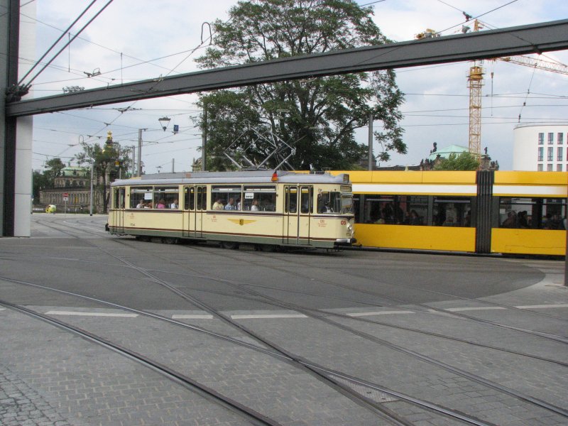 Der Historische Gro�raumtriebwagen T4 bei einer Sonderfahrt auf dem Postplatz.02.09.07.
