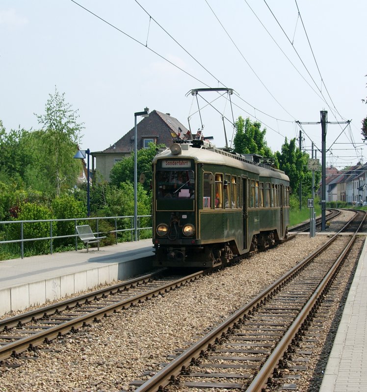 Der historische Halbzug der OEG war am 02.05.09 anlsslich des 100 Jhrigen Jubilums der Strecke Heddesheim-Kfertal unterwegs, hier am Bahnhof Wallstadt.