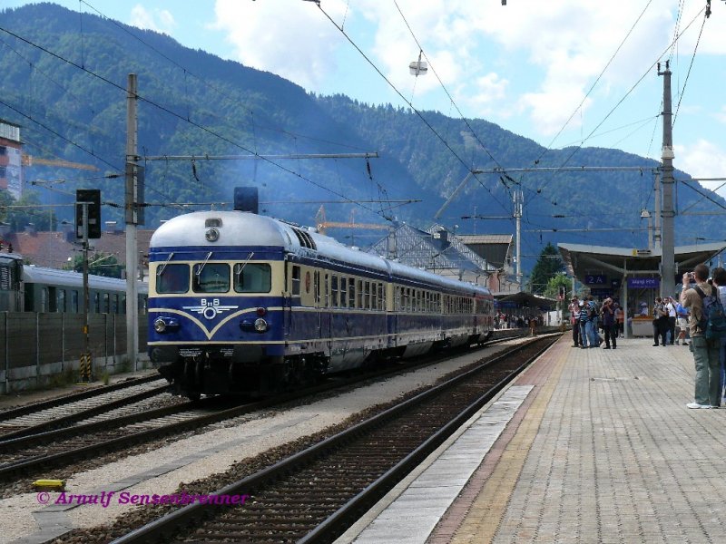 Der historische BB blaue Blitz VT 5145 verlt als Sonderzug E 16581 die Feier zu 150 Jahre-Eisenbahn-in-Tirol am 24.08.2008. Er fhrt von Wrgl zurck nach Wien. 
Der vierteilige blaue Blitz, bestehend aus 5145.01, 7645.06, 7845.02 und 5145.11,  wird vom Treibkopf VT5145.01 gefhrt.

24.08.2008 Wrgl