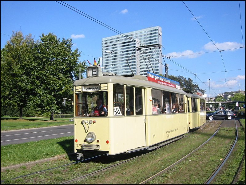 Der Historische Straenbahntriebwagen 379 (Baujahr 1950) hat fr eine Stadtrundfahrt am 30.09.2006 die Haltestelle am Jan-Wellem-Platz verlassen.