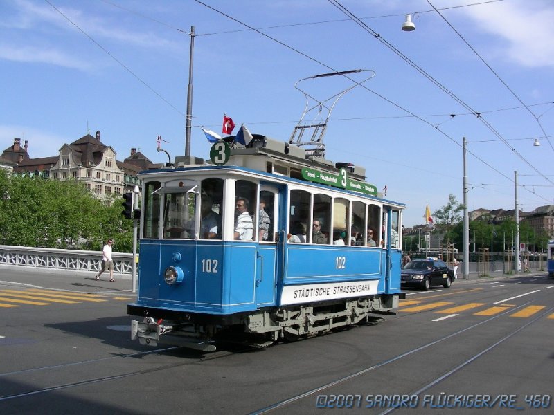 Der historische Strassenbahnwagen 102 bei der Tramparade am Limmatquai. (26.5.2007)