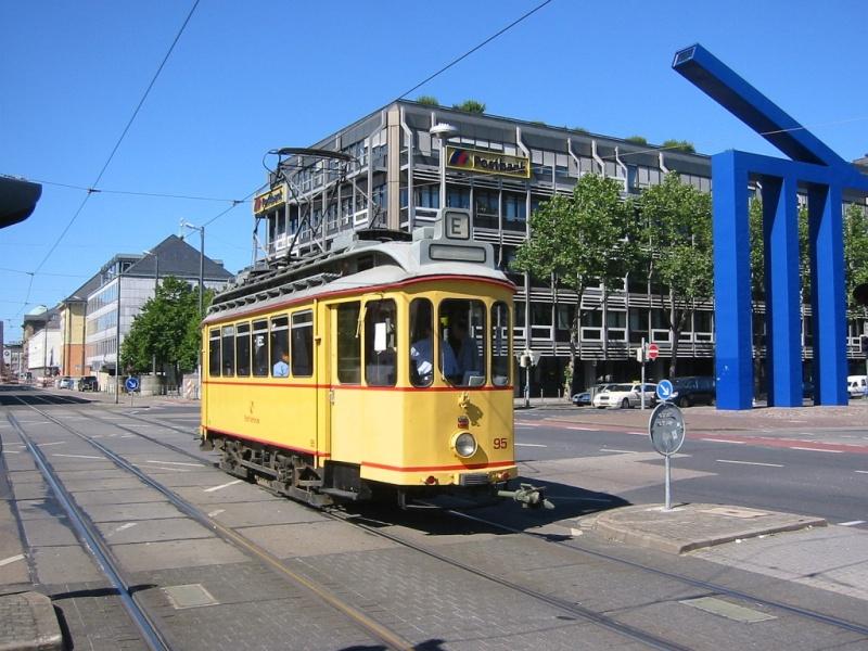 Der historische Triebwagen 95 aus den 30er Jahren des letzten Jahrhunderts hat am 19.06.2005 die Haltestelle Ettlinger Tor verlassen und fhrt in Richtung Innenstadt, mit dem Marktplatz als nchstenm Halt. Die Verkehrsbetriebe Karlsruhe (VBK) holen ihre alten Wagen gelegentlich aus dem Depot, um sie fr Fahrten auf einer Ringlinie Hauptbahnhof - Marktplatz - Europaplatz - Hauptbahnhof einzusetzen, z.B. an Wochenenden im Sommer oder auch whrend der Adventszeit.