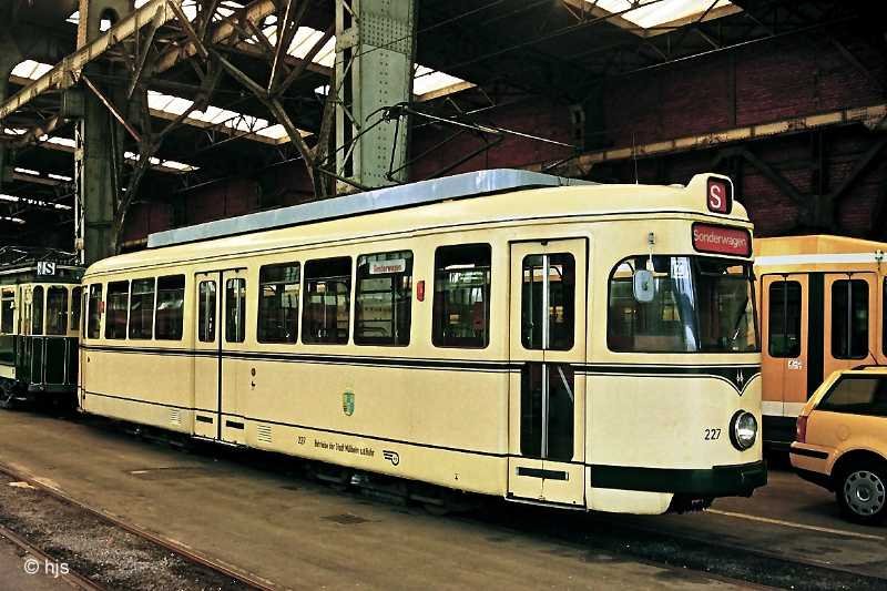 Der historische Tw 227 der MVG im Betriebshof Rosendahl (7. Mai 2006). Der Tw wurde �u�erlich dem Zustand bei Lieferung angen�hert (Lackierung, Stromabnehmer). Was fehlt, sind die einst so beliebten Chromleisten. 