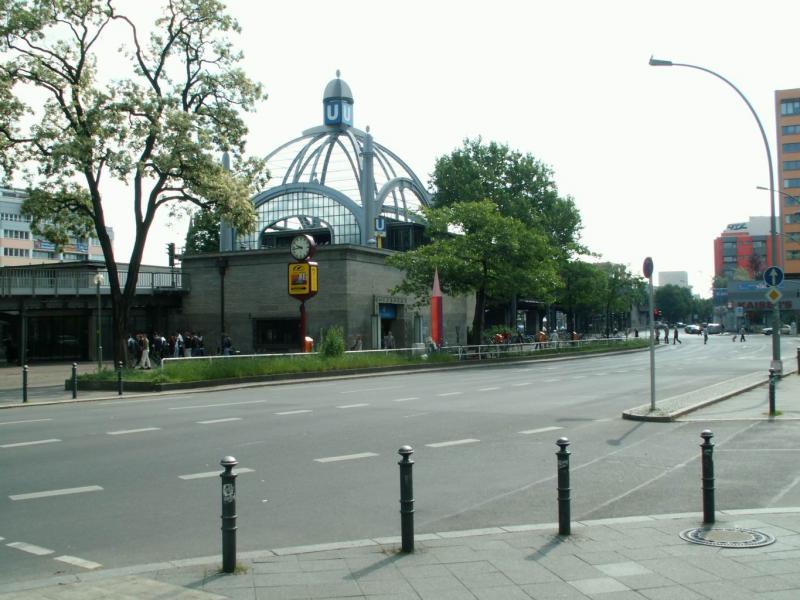 Der Hochbahnhof Nollendorfplatz erhielt symbolisch wieder eine Kuppel(ohne Glas).24.05.06
