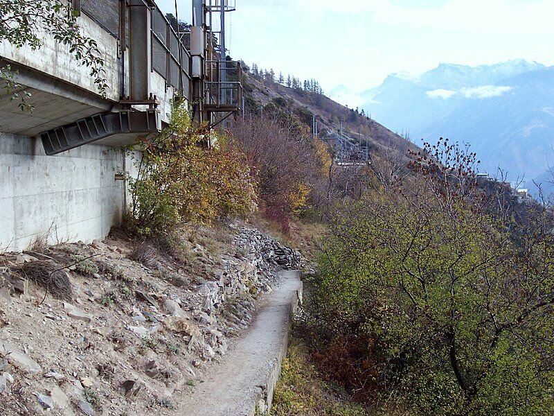 Der Hhenweg fhrt stellenweise unterhalb des Gleisnivaus entlang, fr Fotografen nicht so schn, da ist nichts mit fotografieren vorbeifahrender Zge, hier zwischen Luogelkin-Viadukt und Rarnerkumme am 13.11.2006.