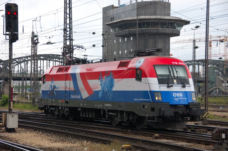 Der  Holl�nder  vor dem Stellwerk im M�nchner Hbf. 1116 041-3 ist hier oft gesehener Gast.