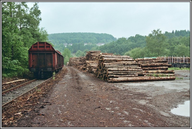 Der Holz-Umschlagplatz in L�denscheid-Br�gge am morgen des 26.05.07 Zwei Waggons warten auf die Abholung.