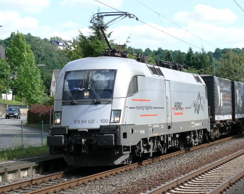 Der Hupac-Taurus ES 64 U2-100 prsentierte sich bei bestem Wetter zum Fototermin. Aufgenommen am 30/07/2009 bei der Durchfahrt an der Haltestelle Leubsdorf.