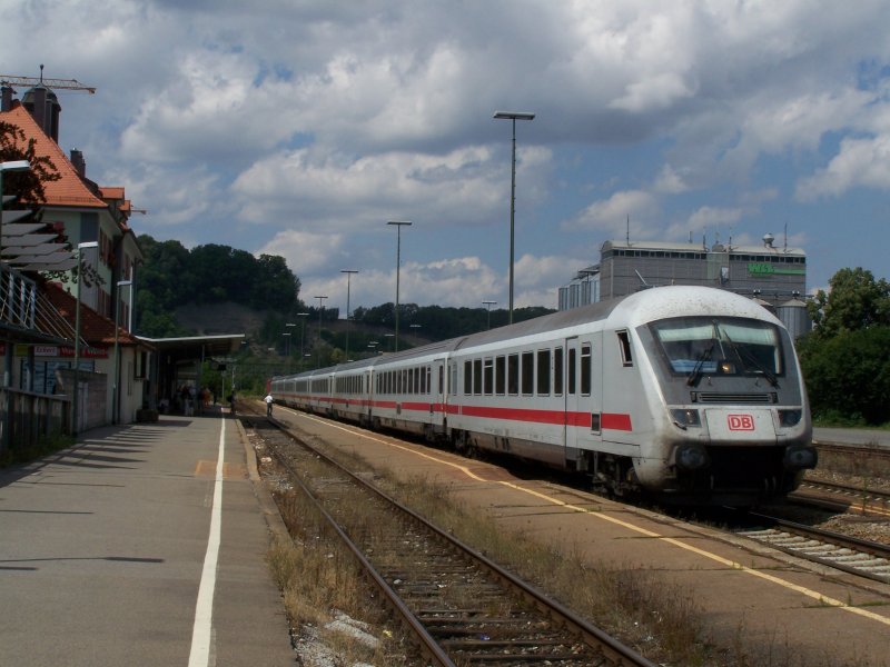 Der IC 119 von Mnster(Westfalen)Hbf nach Innsbruck Hbf bei der Einfahrt in den Bahnhof Biberach(Riss). Nach kurzem Aufenthalt fuhr er weiter. Am Ende schob die Br.234 346-5