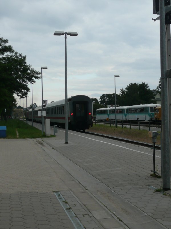Der IC 1914 verlsst den Bahnhof Zinnowitz am 19.07.2008 um ca. 18:20 in Richtung Heringsdorf. Im Hintergrund sieht man die abgestellten Triebwagen der Baureihe 771 von der UBB.