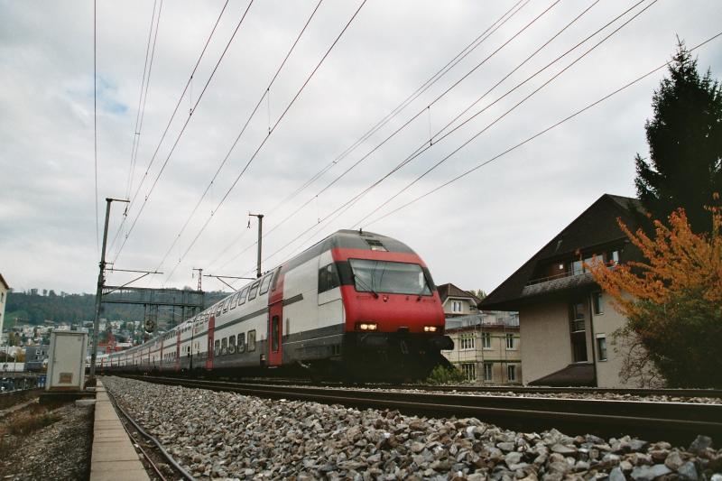 Der IC 2000, am 3.11.03 bei der Ausfahrt im Bahnhof Zug
