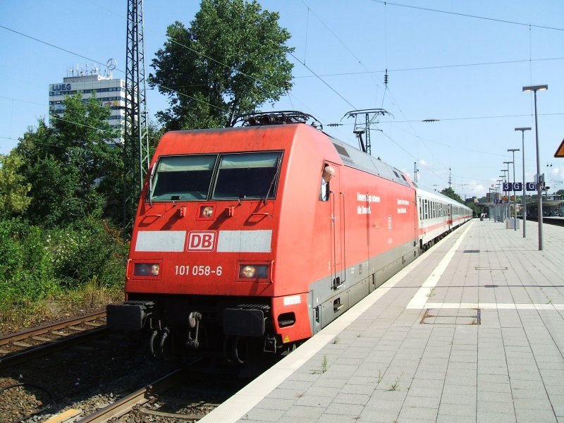 Der IC 2113 mit BR 101 058-6 nach Stuttgart,bei der Ausfahrt aus
dem Bochumer Hbf.,Dank an den netten TF fr das FL.(18.08.2007)