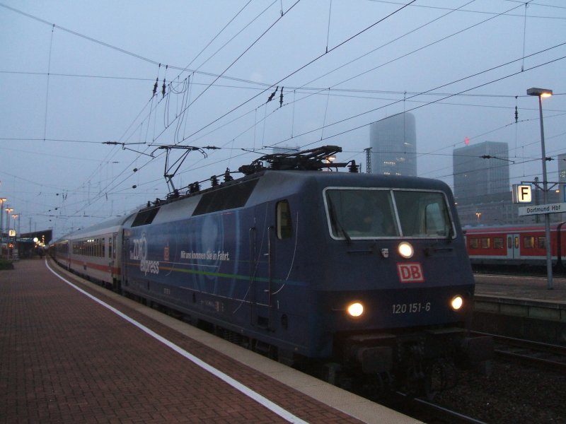 Der IC 2229 von Hamburg Altona nach N�rnberg mit BR 120 151-6 bei der Ausfahrt aus dem Dortmunder Hbf.(02.10.2007)