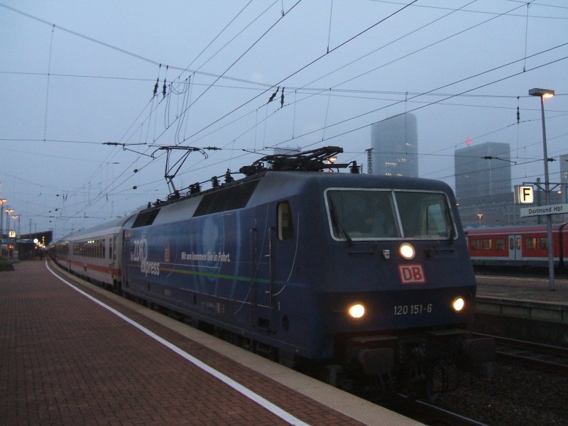Der IC 2229 von Hamburg Altona nach Nrnberg mit BR 120 151-6 bei der Ausfahrt aus dem Dortmunder Hbf.(02.10.2007)