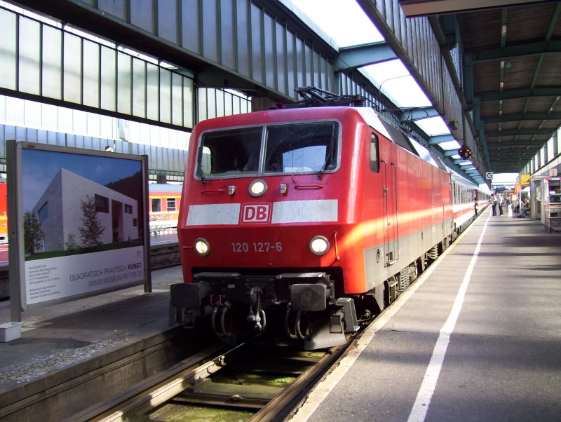Der IC 2319 aus Dortmund luft am 30.08.2008 mit der 120 127-6 im Stuttgarter Hauptbahnhof ein.