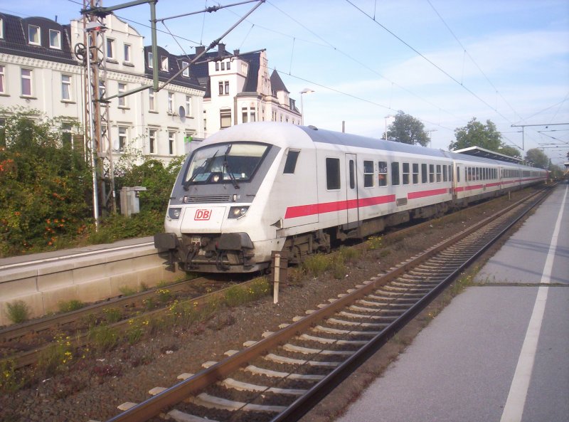 Der IC 2450 von Stralsund nach Dsseldorf Hbf hier bei einem kurzen Halt in Lippstadt am 09.10.2006