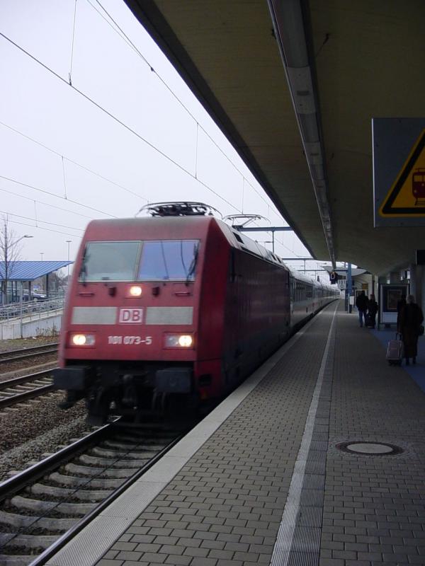 Der IC 2545 fhrt am Freitag Morgen auf seiner Fahrt von Bad Bentheim nach Berlin Ostbahnhof im Bahnhof Wolfsburg ein. Gezogen wird er von der Lok 101 073-5.