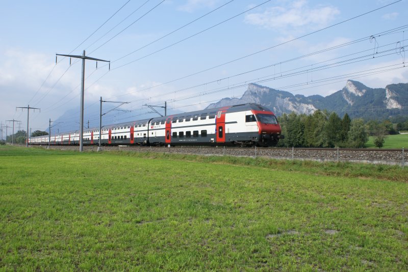 Der IC 573 nhert sich am 12.9.09 Maienfeld.