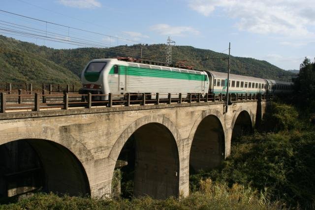 Der IC 590 Francesco Cilea berquert auf der Strecke Sapri - Salerno das Viadukt bei Runtino. Ich mchte an dieser Stelle auch mal die Freundlichkeit der Jungs auf den Maschinen erwhnen. Heute wurde ich wieder zweimal beim Fotografieren am Rande der Strecke von den Lokfhrern begrt. Das passiert mir in den letzten Wochen in Italien oft. Ich kenne das sonst nur aus Norwegen; 24.11.2007