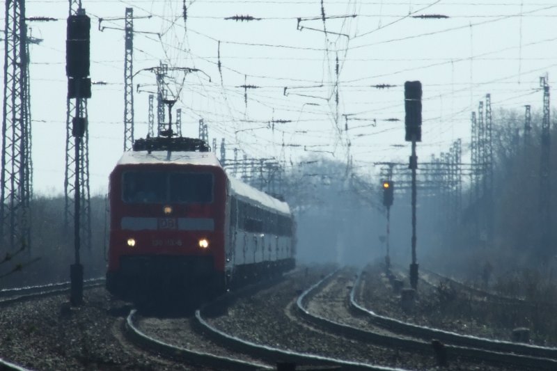 Der IC 79669 aus Frankfurt/Main S�d wird hier kurz vor Gro�korbetha gezogen von der 120-113 und am Ende von der 120-129 geschoben.
Gro�korbetha, der 3.4.09