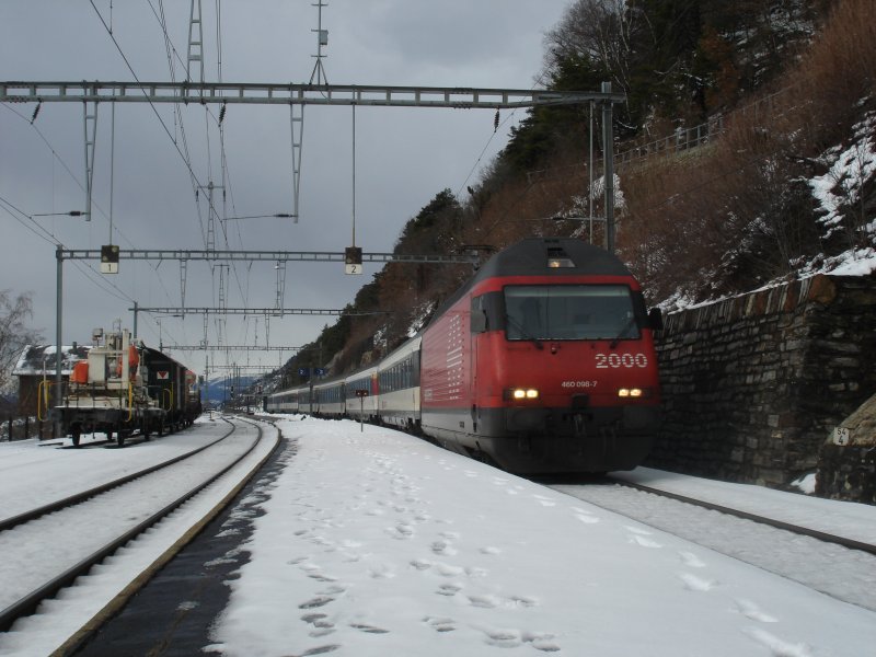 Der IC 816 Romanshorn-Brig fhrt am 4.1.2007 mit der Re 460 098-7 beim Bahnhof Hohtenn durch.