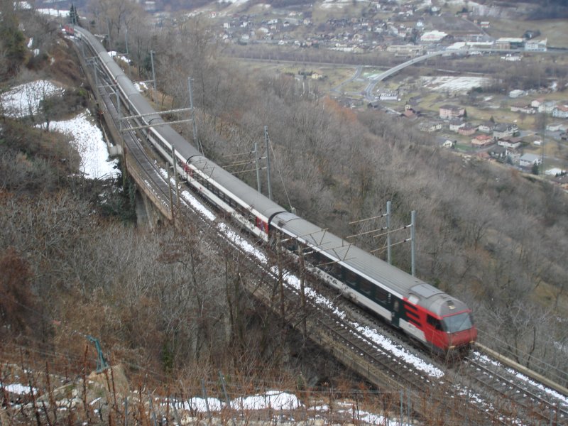Der IC 874 Brig-Basel legt sich am 4.1.2007 zwischen Lalden und Eggerberg elegant in die Kurve.