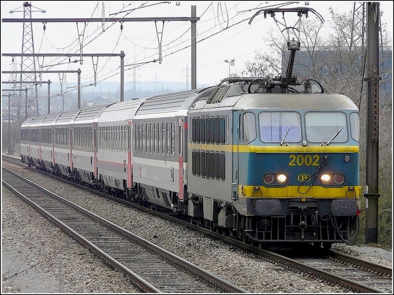 Der IC 97  Iris  gezogen von den SNCB E-Lok 2002 durchfhrt am 01.03.09 den Bahnhof von Hollerich in Richtung Luxemburg. (Jeanny)