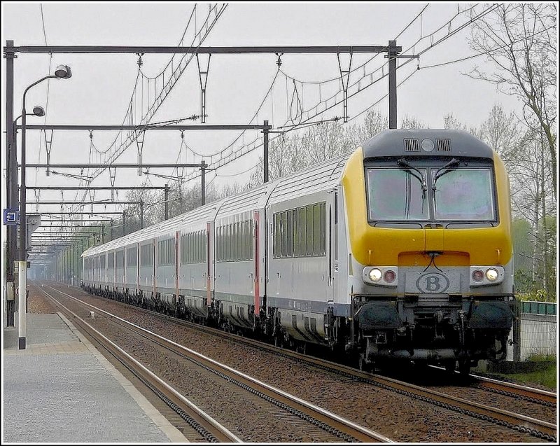 Der IC A Oostende-Eupen braust am 10.04.09 mit einer Geschwindigkeit von 140 km/h in seiner vollen Lnge durch den Bahnhof von Hansbeke. (Jeanny)