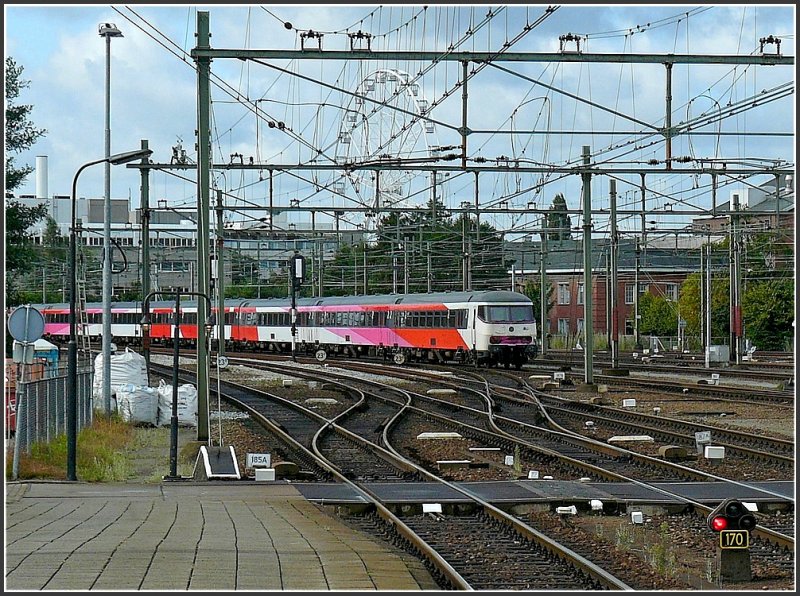 Der IC Amsterdam-Br�ssel verl�sst den Bahnhof von Roosendaal mit einem Steuerwagen im neuen NS Hispeed Design am Ende des Zuges. 05.09.09 (Hans)