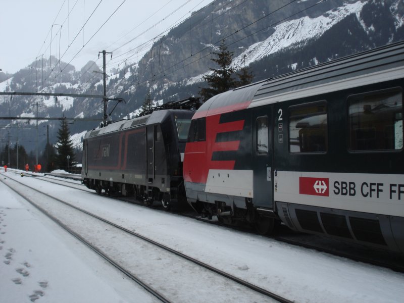 Der IC aus Bern traf 4.1.2007 mit einer Stunde Versptung in Kandersteg ein. Leider war mir die Sicht auf die eigentliche Zuglok versperrt, sodass ich die 460 035 nicht fotografieren konnte. Am Ende des Zuges war aber die vermisste BR 185 566-7 angehngt, die ihren Gterzug in Kandersteg stehen liess, um der wohl etwas sehr  kraftlosen  460 035 die Nordrampe hinauf zu helfen! 