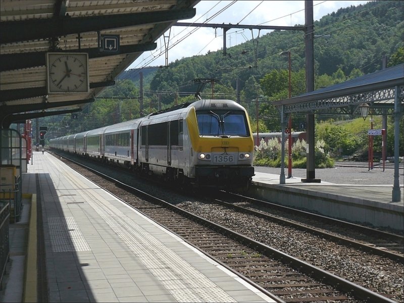 Der IC Eupen-Ostende wird von E-Lok 1356 am 12.07.08 durch den Bahnhof von Pepinster in Richtung Lttich gezogen. Rechts im Bild sieht man den gepflegten Blumenschmuck, sowie das renovierte Glasdach. (Hans)