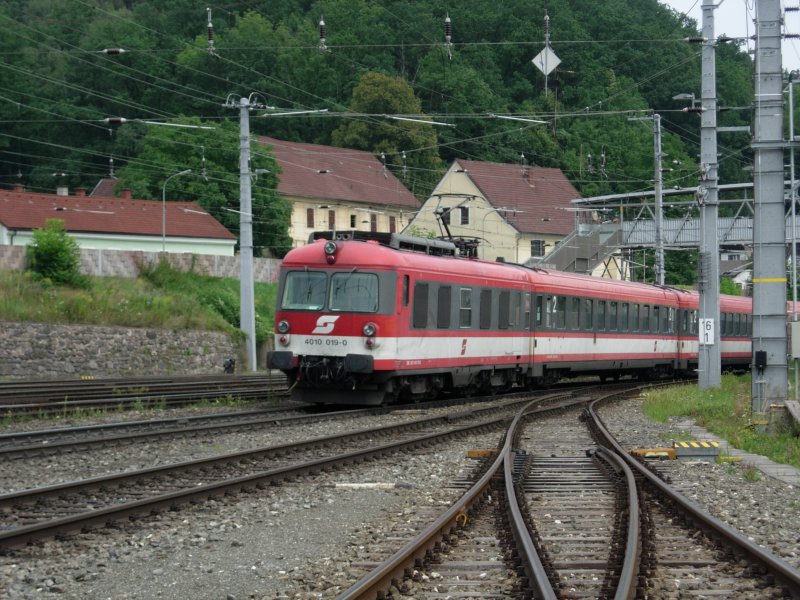 Der IC  Karl Bhn  Innsbruck - Graz wurde im Jahr 2008 noch mit den 4010 gefhrt... Hier bei der Ausfahrt in Leoben