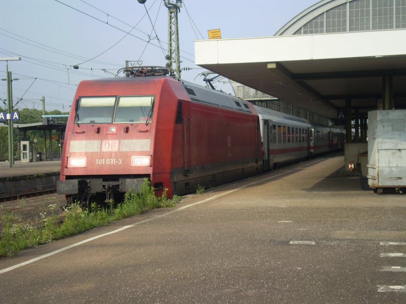 Der IC von Karlsruhe nach Nrnberg planmig von einer 101 gezogen. Dieses mal ist 101 031 fr diese Aufgabe eingeteilt.
Karlsruhe Hbf  4.6.08 