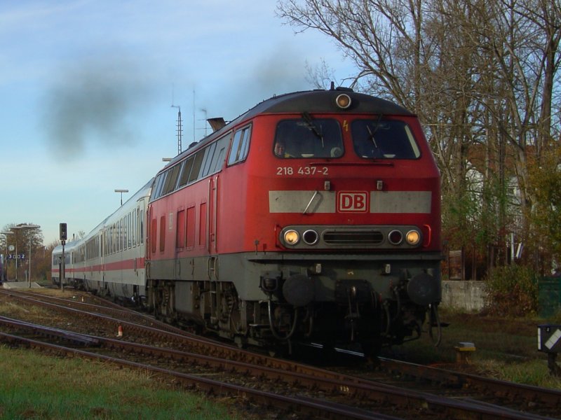 Der IC Rottalerland am 01.11.2008 mit der 218 437 bei der Ausfahrt aus Pfarrkirchen. 