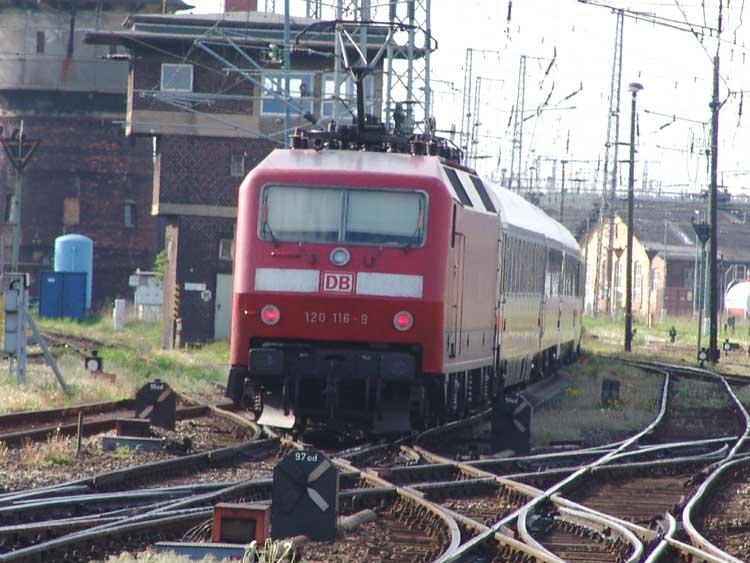 Der IC2458 von Stralsund nach D�sseldorf Hbf.bei der Ausfahrt aus dem Stralsunder Hbf.Aufgenommen am 14.05.05
