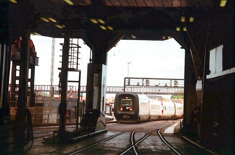 Der IC3 5232 wird sofort auf dem DSB Fhrschiff KronPrinz Frederik einschiffen um weiter nach Korsr und dann Kopenhagen
zu fahren.  Langsamer als jetzt aber gar nicht unangenehm, auf jedem Fall seit schon zehn Jahren verschwunden.
Nyborg - August 1995.  Foto : J.J. Barbieux