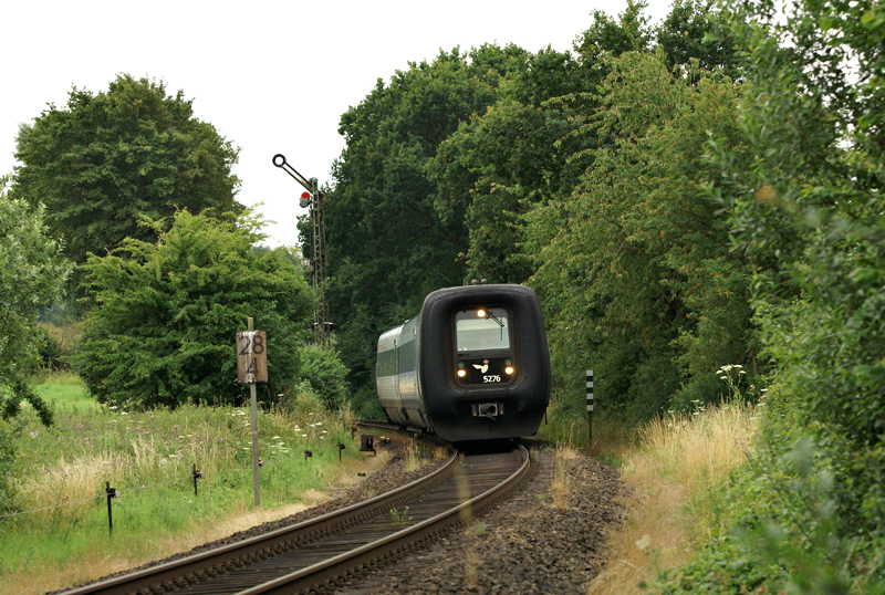 Der IC3-Triebwagen 5276 der DSB passiert am 12.07.2009 als EC nach Kbenhavn (Kopenhagen)beim Passieren des sdlichen ESig von Neustadt (in Holstein) Gbf.