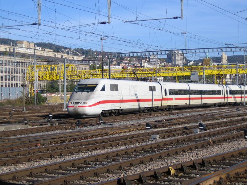 Der ICE 1 BR 401 080-7 fuhr am 9.10.05 im Zrcher Hauptbahnhof aus.