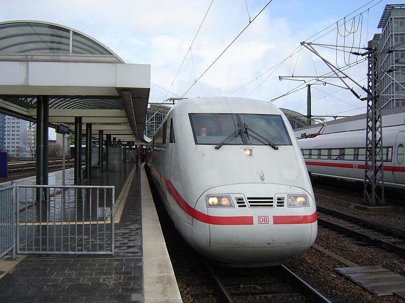 Der ICE 1  Lneburg  (Triebkopf 401 520-2) mit allen eingeschalteten Spitzenlichter. Nach kurzem Aufenthalt wird dieser Zug seine Fahrt weiter in Richtung Stuttgart setzen.