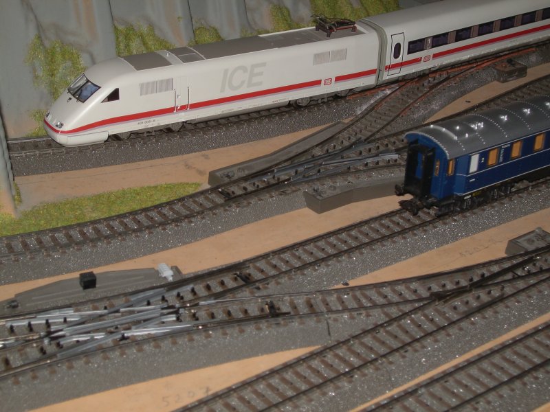 Der ICE 1 wartet auf Gleis 1 auf abfahrt in die Berge.