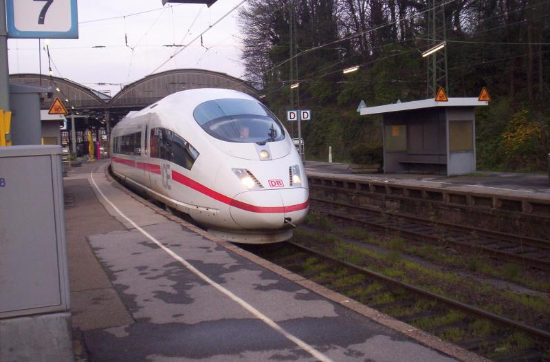 Der  ICE 10  befahren mit der BR 406, steht in Aachen Hbf am 20.04.2005 am abend Abfahrbereit nach Brssel.
