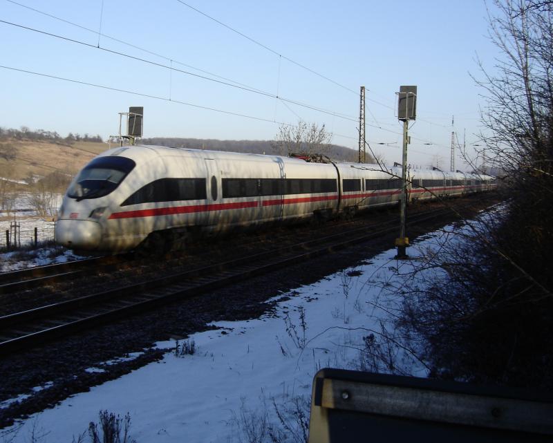Der Ice 1546(Name:Weimar) kurz vor Erfurt zur Weiterfahrt nach Frankfurt/Main Hbf, am 14.01.2006.