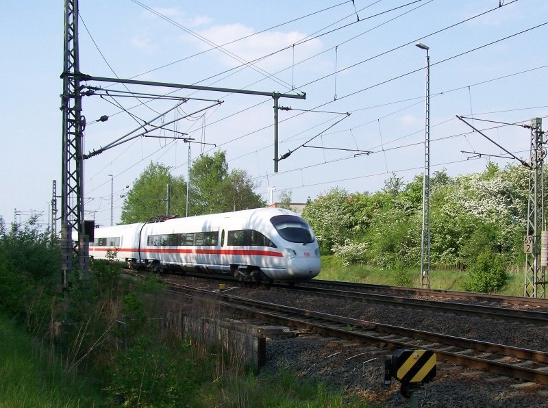 Der ICE 1615 aus Berlin nach Leipzig, in der Bahnhofseinfahrt von Rackwitz.