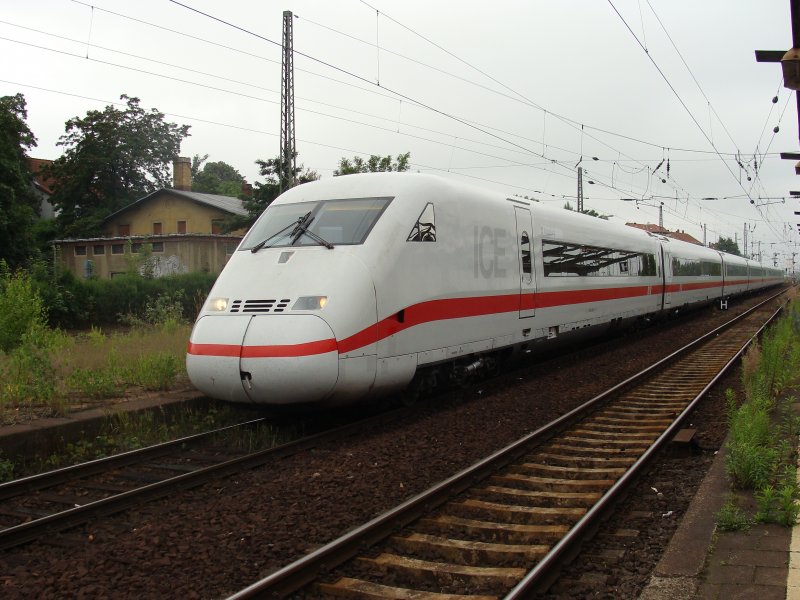 Der ICE 2  Altenburg  fhrt zur Taufe in den Bahnhof Altenburg ein. Fotografiert am 27.05.2009