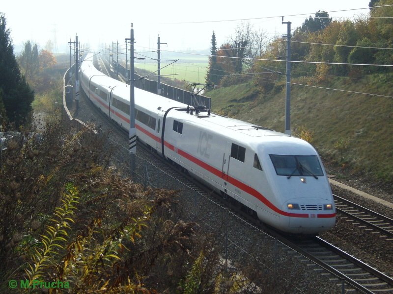 Der ICE 28 scheint aus dem weien Nichts gefahren zu kommen, dabei hat er gerade seinen Halt in Wels hinter sich - hier im Puchberger Einschnitt. [31.10.2007,10:34]