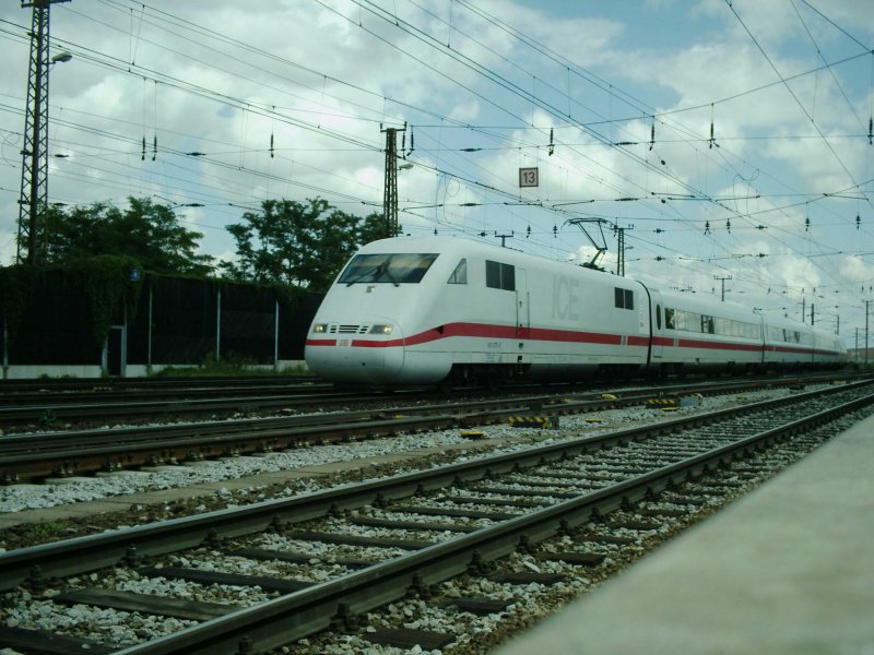 Der ICE 28 Wien Westbahnhof - Hamburg Altona, aus Linz. Nchster Halt wird Passau sein. [13.08.06]