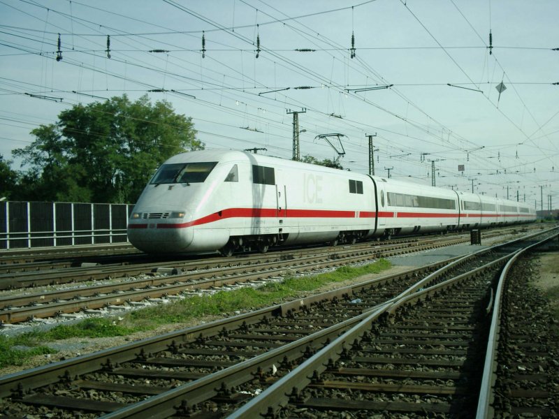 Der ICE 28 Wien Westbahnhof - Hamburg Altona berquert gerade die Welser Westtangente (was man nicht sehen kann). In diesem Moment hatte er zehn Minuten Versptung. [16.09.06]