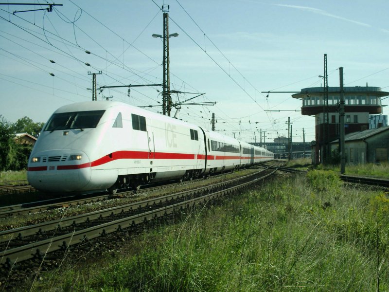 Der ICE 28 Wien Westbhf. - Hamburg Altona um 10:26 bei Wels, am vorderen Triebkopf erkennt man die Nummer 401 565-7.