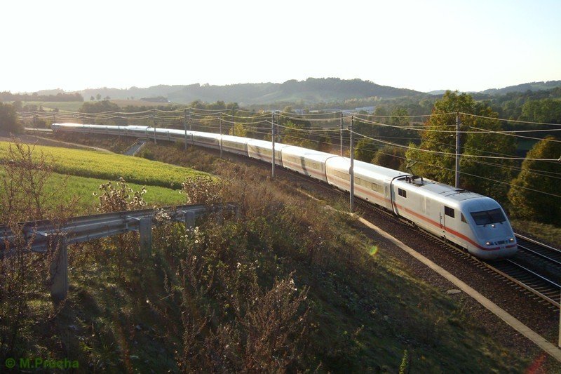 Der ICE 29 kommt den weiten Weg von Hamburg-Altona, hier im letzten Licht auf der Passauerbahn bei Haiding (O). [29.09.07,17:46]