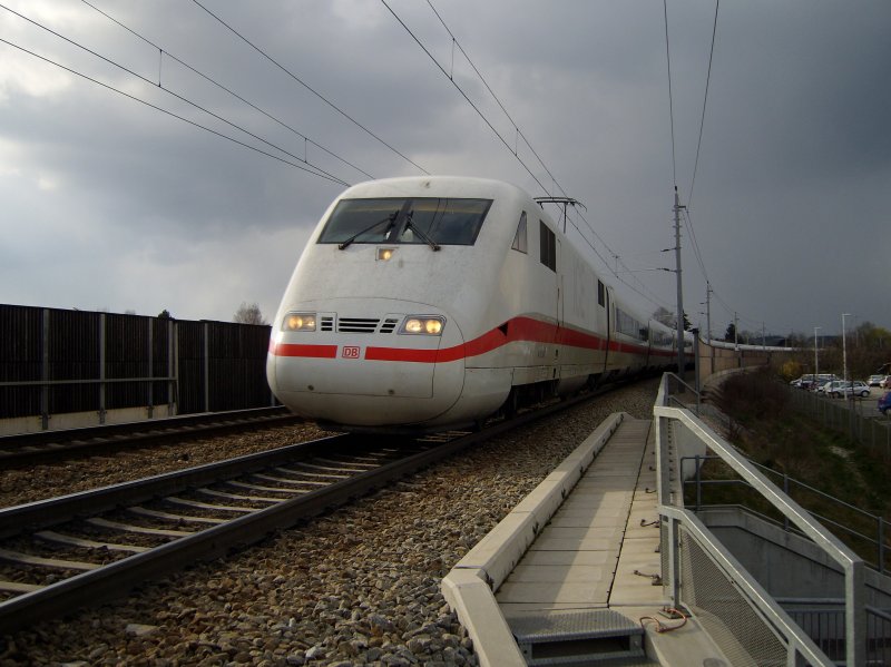 Der ICE 29 war kurz vorm Hbf Wels auf Englische Art unterwegs. Whrend bei uns noch die Sonne ab und zu hervorkam, schob sich schon die dunkle Wolkenfront aus Richtung Deutschland heran und sorgte fr Regen und netten Kontrast. [21.03.07]